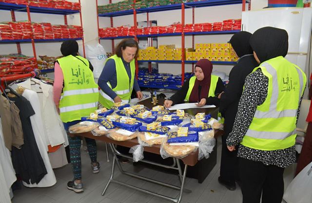 متطوعات الجمعية يجهّزن الحصص الغذائية