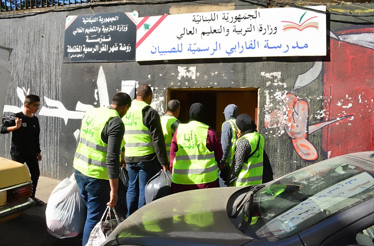متطوعو الجمعية يوصلون الملابس إلى مدرسة الفارابي